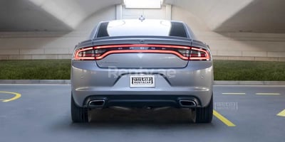 فضة Dodge Charger V8 للإيجار في الشارقة 0