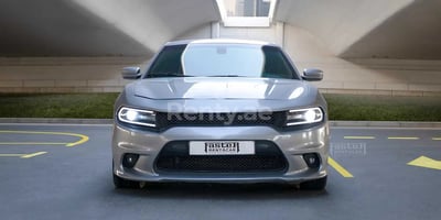 Серебро Dodge Charger V8 в аренду в Абу-Даби 1