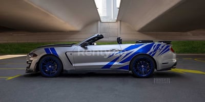 Argento Ford Mustang in affitto a Dubai 1