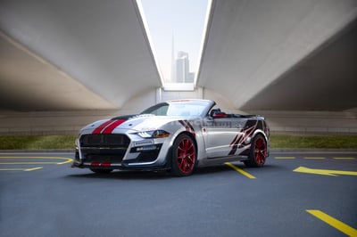 Silber Ford Mustang zur Miete in Dubai 0