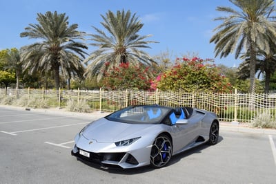 Silber Lamborghini Evo Spyder zur Miete in Dubai 0