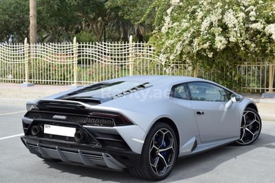 Silber Lamborghini Evo zur Miete in Abu-Dhabi 1