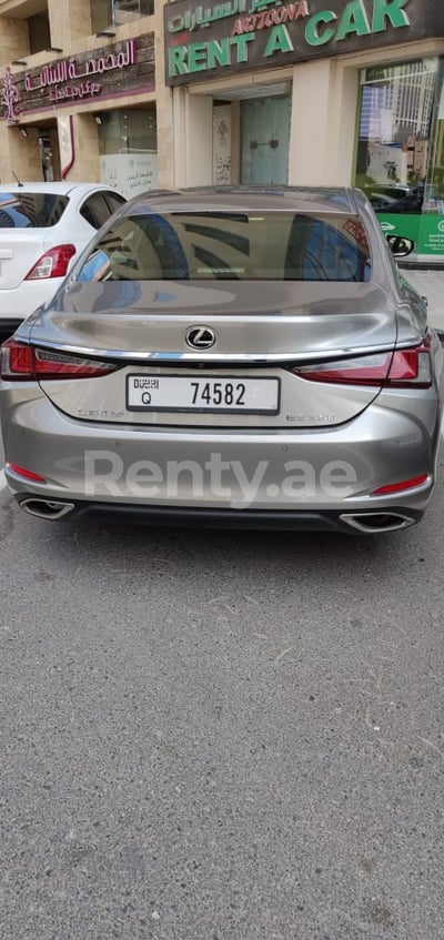 Silber Lexus ES Series zur Miete in Dubai 1