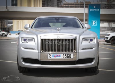 Gris plateado Rolls Royce Ghost en alquiler en Dubai 0