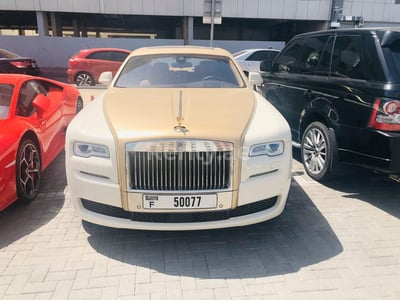 ذهب Rolls Royce Ghost للإيجار في أبو ظبي 0