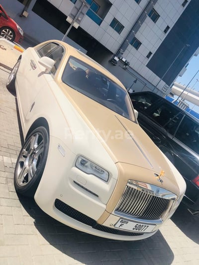 Or Rolls Royce Ghost en location à Sharjah 1