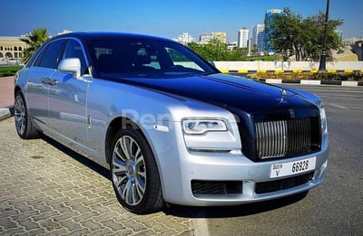 Silber Rolls Royce Ghost zur Miete in Sharjah 0