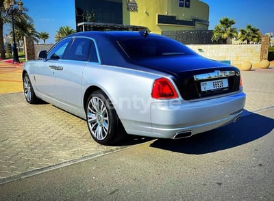 فضة Rolls Royce Ghost للإيجار في دبي 1