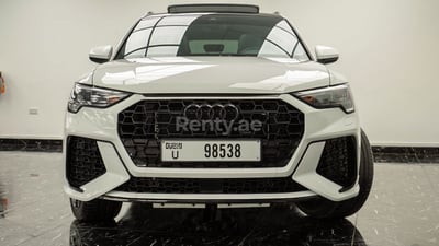 ابيض رمادي 2021 Audi Q3 with RS3 bodykit للإيجار في دبي 1