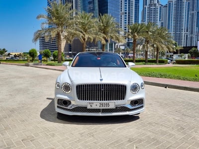 Weiß grau Bentley Flying Spur zur Miete in Abu-Dhabi 0