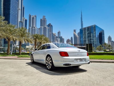 Weiß grau Bentley Flying Spur zur Miete in Dubai 1