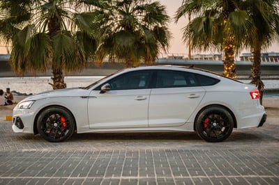 Weiß 2021 Audi A5 with RS5 Bodykit zur Miete in Abu-Dhabi 1