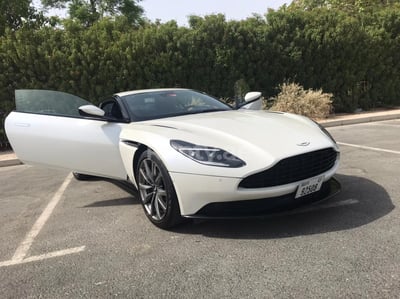 أبيض Aston Martin DB11 للإيجار في دبي 1