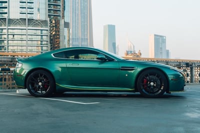 verde Aston Martin Vantage in affitto a Dubai 1