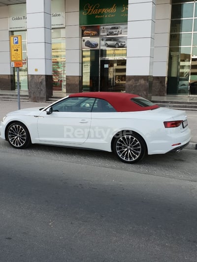 Weiß Audi A5 convertible zur Miete in Abu-Dhabi 0