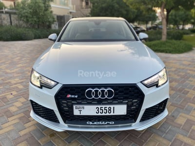 Blanc Audi A4 RS4 Bodykit en location à Dubai 0