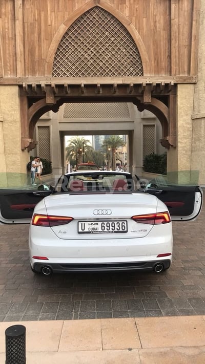 أبيض Audi A5 Cabriolet للإيجار في أبو ظبي 0