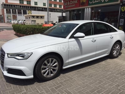 Blanco Audi A6 en alquiler en Sharjah 1