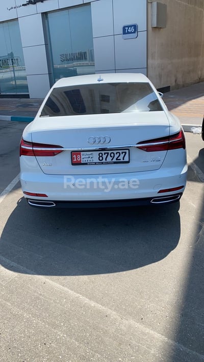 Blanc Audi A6 en location à Abu-Dhabi 0