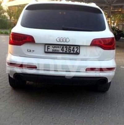 在阿布扎比租赁白色 AUDI  Q7 0