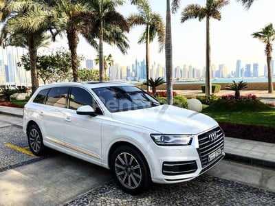 Blanc Audi Q7 en location à Abu-Dhabi 1