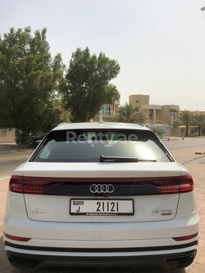 أبيض Audi Q8 للإيجار في أبو ظبي 1