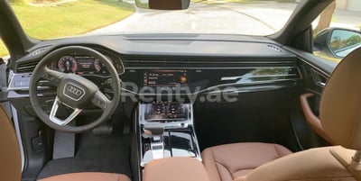 أبيض Audi Q8 للإيجار في دبي 1