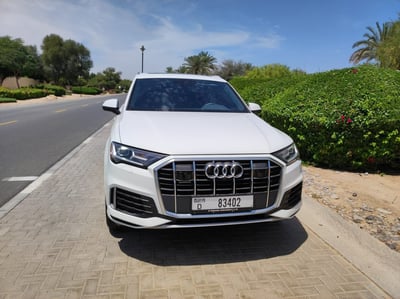 White Audi Q7 for rent in Dubai 0