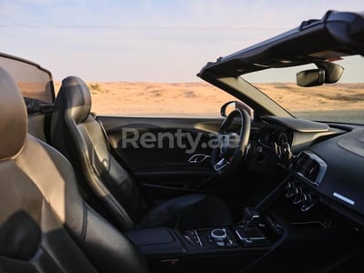 أبيض Audi R8 Facelift للإيجار في أبو ظبي 0