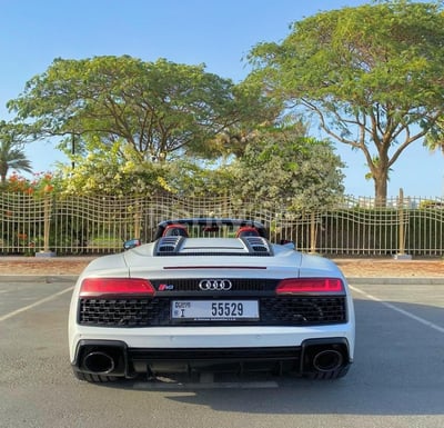 أبيض Audi R8 Spyder V10 للإيجار في دبي 0