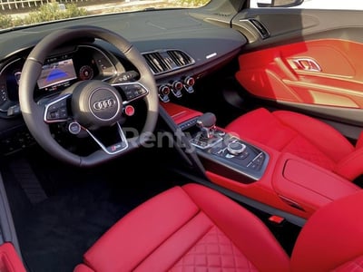 在迪拜租赁白色 Audi R8 Spyder V10 1