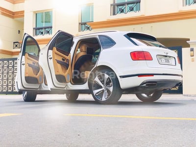 Blanc Bentley Bentayga black edition w12 en location à Abu-Dhabi 0