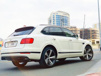 Bianca Bentley Bentayga black edition w12 in affitto a Dubai 1