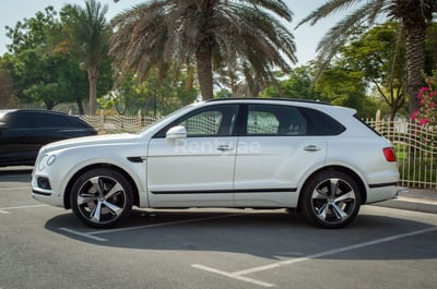 Blanc Bentley Bentayga en location à Abu-Dhabi 0