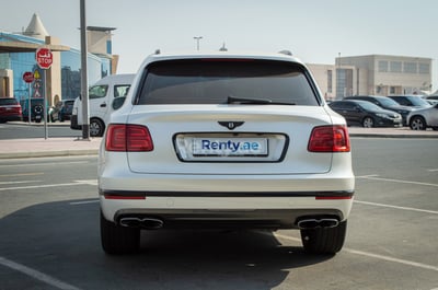 Blanc Bentley Bentayga en location à Abu-Dhabi 1