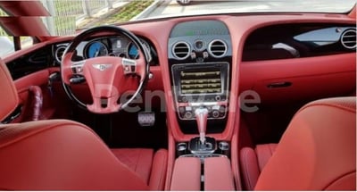 أبيض Bentley Flying Spur للإيجار في أبو ظبي 1