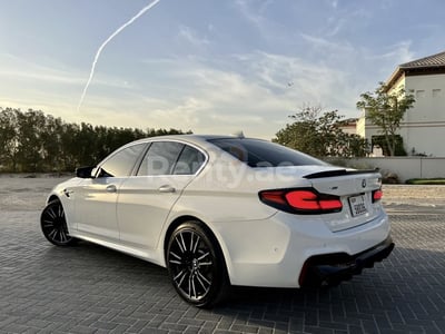 Blanc BMW 5 Series en location à Sharjah 1