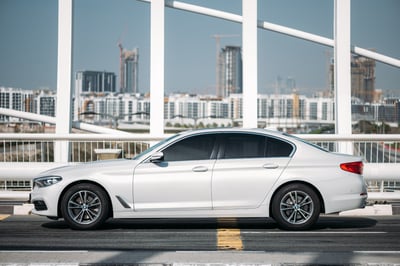 Blanc BMW 520i en location à Abu-Dhabi 1