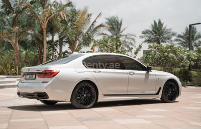 أبيض BMW 750 XDrive للإيجار في أبو ظبي 0