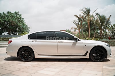 Blanco BMW 750 XDrive en alquiler en Dubai 1