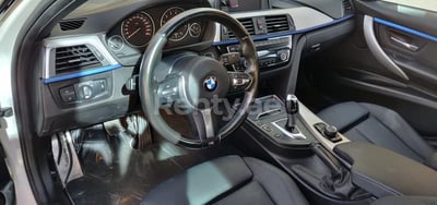 Weiß BMW 318 zur Miete in Dubai 1