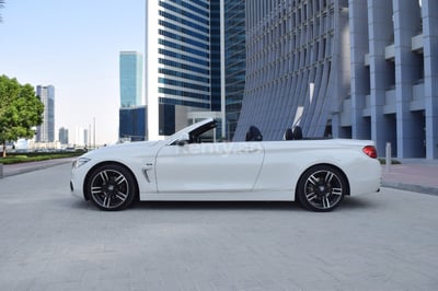 Blanc BMW 420i Cabrio en location à Dubai 1