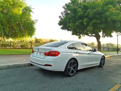 在沙迦租赁白色 BMW 4 Series 0