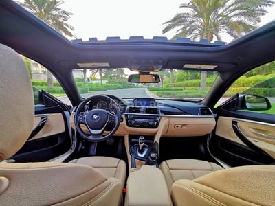 Blanco BMW 4 Series en alquiler en Sharjah 1