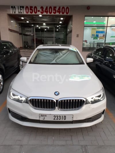 Weiß BMW 520i zur Miete in Abu-Dhabi 0