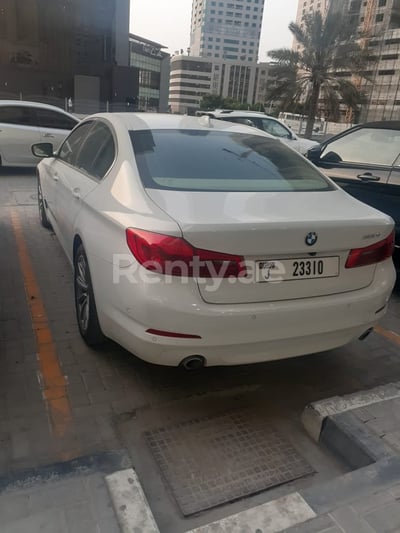 在迪拜租赁白色 BMW 520i 1