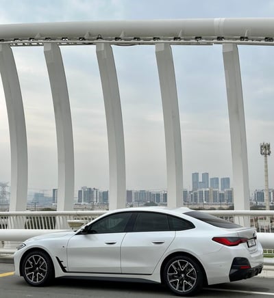 Blanc BMW 420i en location à Sharjah 1