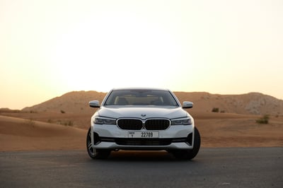 Weiß BMW 520i zur Miete in Dubai 0