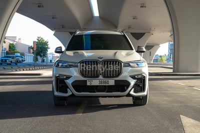 Weiß BMW X7 M50i zur Miete in Dubai 0