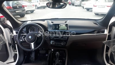 在迪拜租赁白色 BMW X1 0